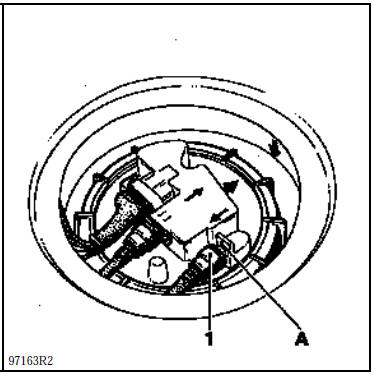 Déposer l’obturateur acier d’accès à l’ensemble pompe-jauge.