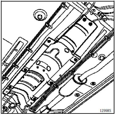 Repérer la cote de réglage du frein à main, comprise entre l’extrémité de l’écrou